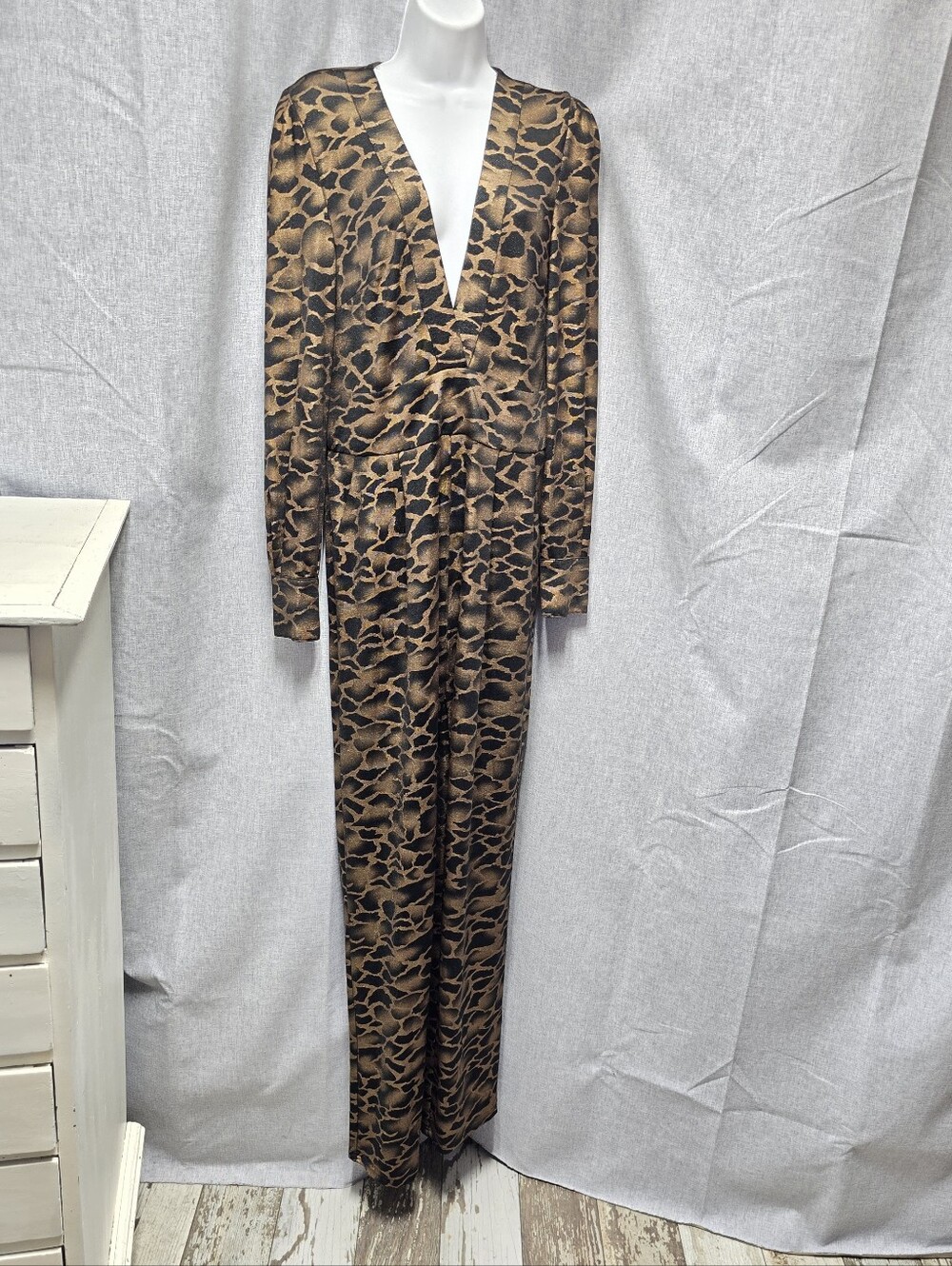 NWOT Sanyae Demure Shemeri Animal Print Long Sleeve V-Neck Jumpsuit Size Medium